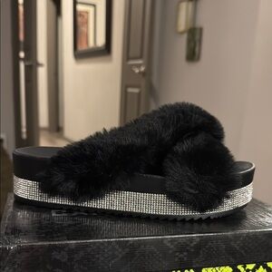 CAPE ROBBIN
SPOTTY-SHI PLATFORM FUR SLIDES SIZE 10
Women – Black